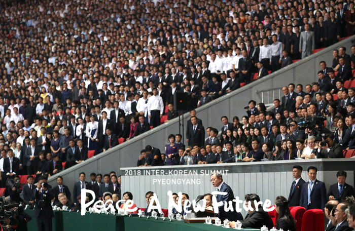 President Moon Jae-in delivers his words of greeting to North Korean leader Kim Jong Un and his wife and to 150,000 Pyeongyang citizens, thanking them all for their warm hospitality during his visit to Pyeongyang for the latest inter-Korean summit. He delivered the speech in the evening at the May Day Stadium after a mass gymnastics performance of “Brilliant Fatherland.” (Pyeongyang Press Corps)