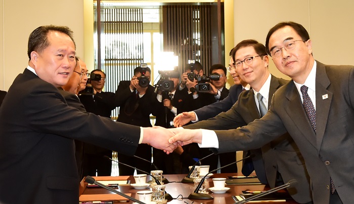The head of the North Korean delegation, Chairman of the Committee for the Peaceful Reunification of the Country Ri Son Gwon (left) and the Minister of Unification Cho Myoung-Gyon shakes hands before the high-level meeting held at Peace House in Panmunjeom on Oct. 15. (Ministry of Unification)