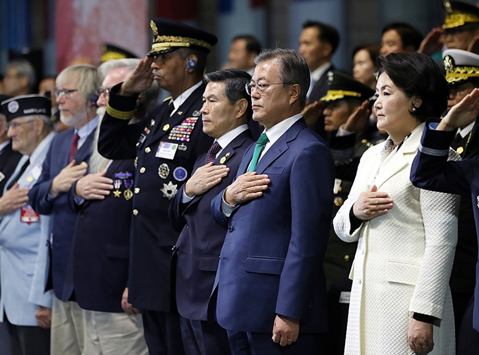 President Moon Jae-in (second from the right) and first lady Kim Jung-sook pledge loyalty to the national flag on the 70th anniversary of Armed Forces Day at the Peace Plaza of the War Memorial of Korea In Yongsan-gu District, Seoul on Oct. 1.