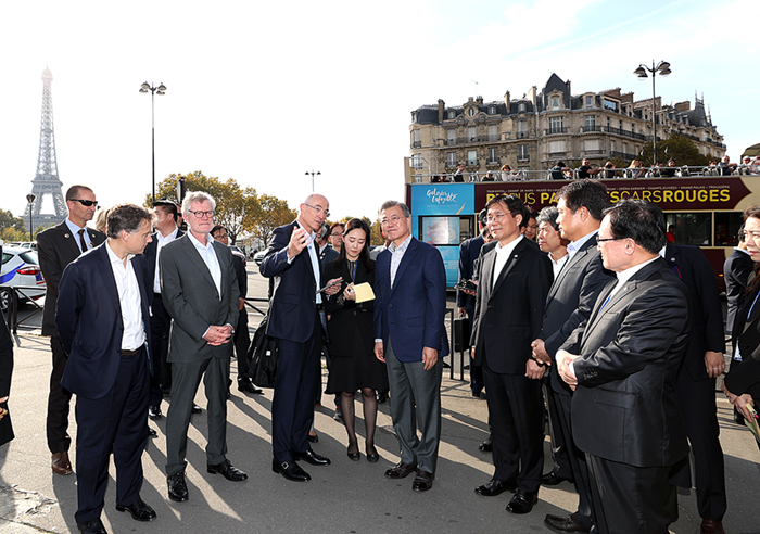 President Moon Jae-in (fifth from left), on a state visit to France, talks with CEO of French gas company Air Liquide Benoit Potier (third from left) at the hydrogen fuel-cell car event in Alma Square, Paris on Oct. 14.