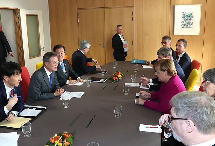 President Moon Jae-in holds summit talks with German Chancellor Angela Merkel on Oct. 19 on the sideline of the 12th summit of the Asia-Europe Meeting (ASEM) in Brussels, Belgium. (Cheong Wa Dae)