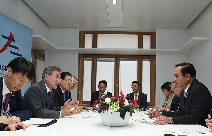 President Moon Jae-in (left) and Prime Minister of Thailand Prayut Chan-o-cha hold summit talks on Oct. 19 on the sidelines of the 12th summit of the Asia-Europe Meeting (ASEM) in Brussels, Belgium. (Cheong Wa Dae)