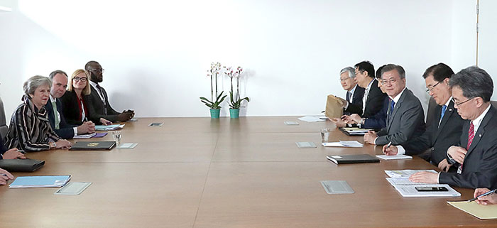 President Moon Jae-in and U.K. Prime Minister Theresa May hold summit talks on Oct. 19 on the sideline of the 12th summit of the Asia-Europe Meeting (ASEM) in Brussels, Belgium. (Cheong Wa Dae)