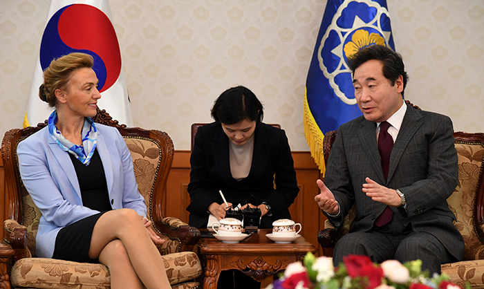 Croatian Deputy Prime Minister and Minister of Foreign and European Affairs Marija Pejcinovic Buric (left) and Prime Minister Lee Nak-yon discuss ways to improve the relationship between the two countries at the Government Complex Seoul on Oct. 24. (Prime Minister’s Office)