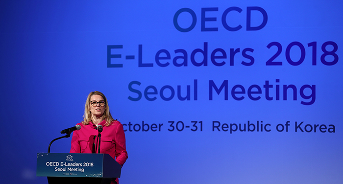 OECD Deputy Secretary-General Mari Kiviniemi urges the governments to actively embrace the digital revolution in the public sector in her speech at the opening ceremony of the OECD E-Leaders 2018 Seoul Meeting at the Westin Chosun Hotel, Seoul, on Oct. 30.