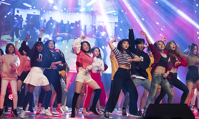 찾아가는 문화공연 ’2018 헬로, 미스터 케이(Hello, Mr. K!)’ 가 25일 대전광역시 충남대학교 정심화홀에서 열린 가운데 주한 외국인 유학생으로 구성된 커버댄스 그룹이 케이팝(K-Pop)에 맞춰 멋진 무대를 선보이고 있다.