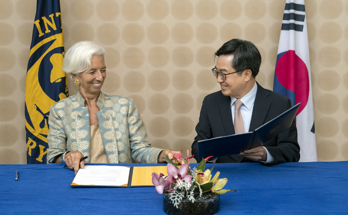 International Monetary Fund (IMF) Managing Director Christine Lagarde (left) and Deputy Prime Minister Kim Dong Yeon sign a memorandum of understanding (MOU) on Oct. 13 for renewing the global partnership on capacity development between Korea and the IMF. The two met on the sidelines of the IMF and World Bank Annual Meetings 2018 Indonesia which took place at Westin Resort Nusa Dua in Bali, (IMF Flicker)
