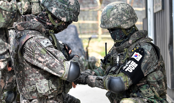 Soldiers carry out the landmine removal work on Arrowhead Ridge in Cheorwon, Gangwon-do Province, on Oct. 2.