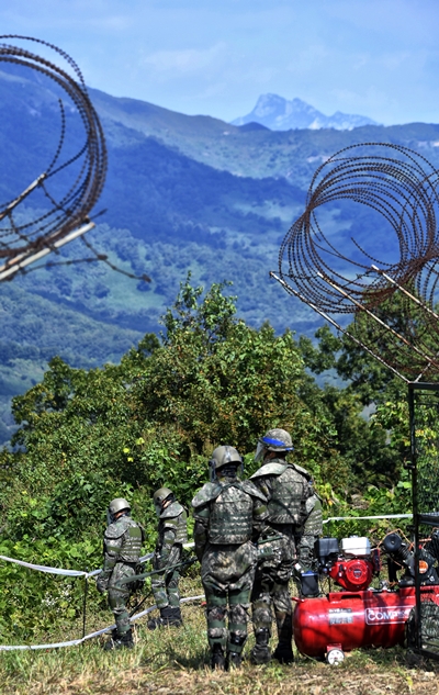 Soldiers conduct landmine clearing work on Oct. 2, under the agreement signed between the military authorities of the two Koreas during the 2018 Inter-Korean Summit Pyeongyang