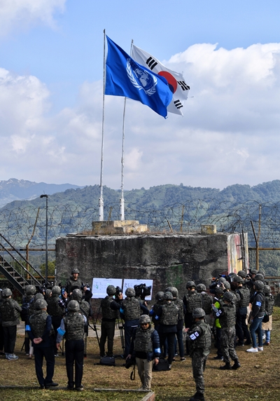 Journalists visit the landmine removal operation site on Arrowhead Ridge in Cheorwon, Gangwon-do Province, on Oct. 2.