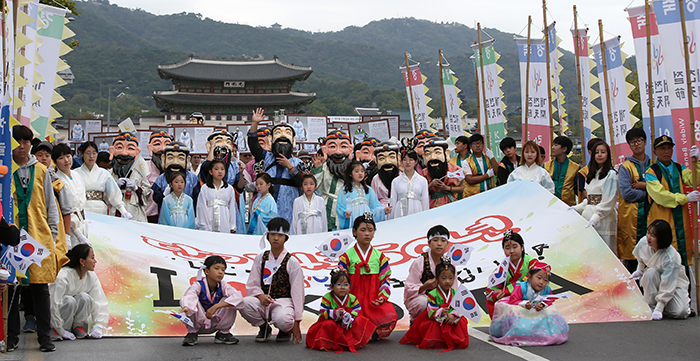 The participants in the National Foundation Day parade pose for a group photo after the ceremony on Oct. 3, 2017.