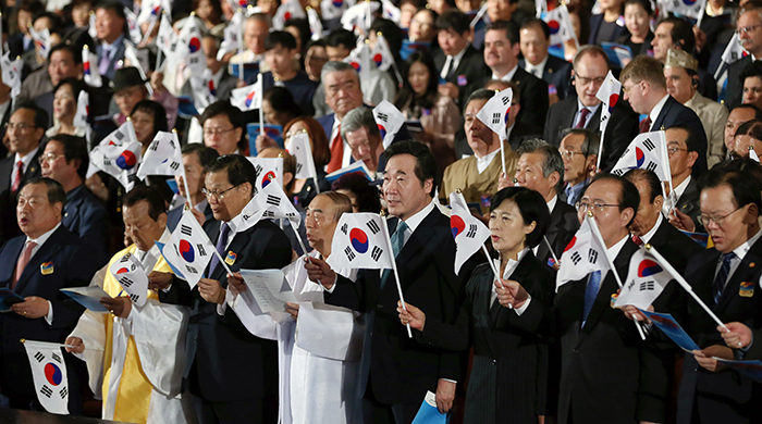 Prime Minister Lee Nak-yon and other guests sing a song to honor National Foundation Day at the ceremony held at the Sejong Center on Oct. 3, 2017.