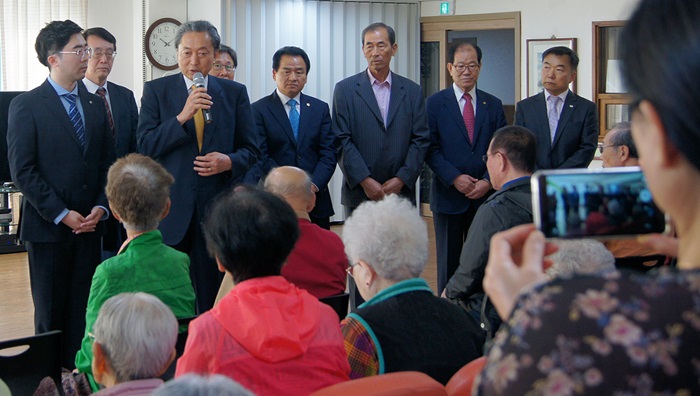 Former Japanese prime minister Yukio Hatoyama offers apology to the surviving victims of atomic bombings at Hapcheon, Gyeongsangnam-do province.