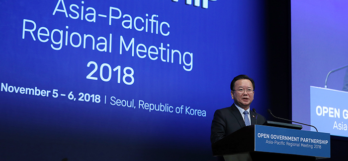 Minister of the Interior and Safety Kim Boo Kyum addresses the opening ceremony of the Open Government Partnership Asia-Pacific Regional Meeting at the Westin Chosun Hotel, Seoul, on Nov. 6.
