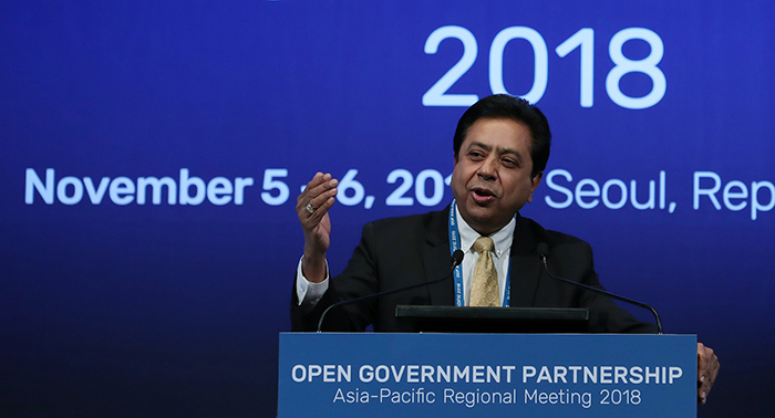 OGP Chief Executive Officer Sanjay Pradhan mentioned Gwanghwamun 1st Street as a model of participatory democracy at the opening ceremony of the Open Government Partnership Asia-Pacific Regional Meeting at the Westin Chosun Hotel, Seoul, on Nov. 6.