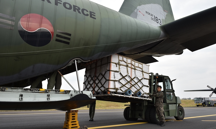 Soldiers load boxes packed with tangerines to be sent to the North on a South Korean cargo plane at Jeju Airport on Nov. 11. (Ministry of National Defense)