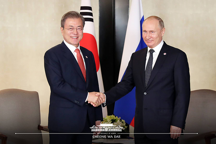 President Moon Jae-in (left) and Russian President Vladimir Putin pose for photos at Shangri-La Hotel in Singapore on Nov. 14. (Cheong Wa Dae Facebook)