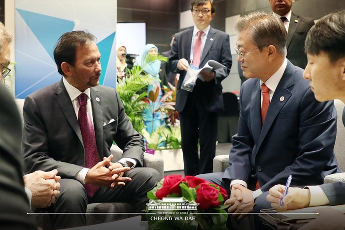 President Moon Jae-in and Sultan Hassanal Bolkiah of Brunei Darussalam (left) hold a summit at Suntec Singapore Convention Center on Nov. 14 on the sidelines of the Association of Southeast Asian Nations (ASEAN) summits.