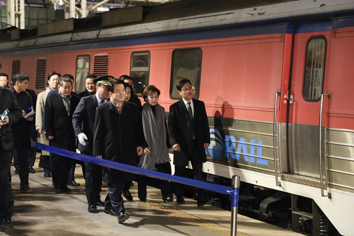 Minister of Land, Infrastructure and Transport, Kim Hyun-mee (second from right) inspects the train that inter-Korean joint inspection team will take from Seoul Station in Yongsan-gu, Seoul to Sinuiju in North Korea on Nov. 30. (Ministry of Land, Infrastructure and Transport)