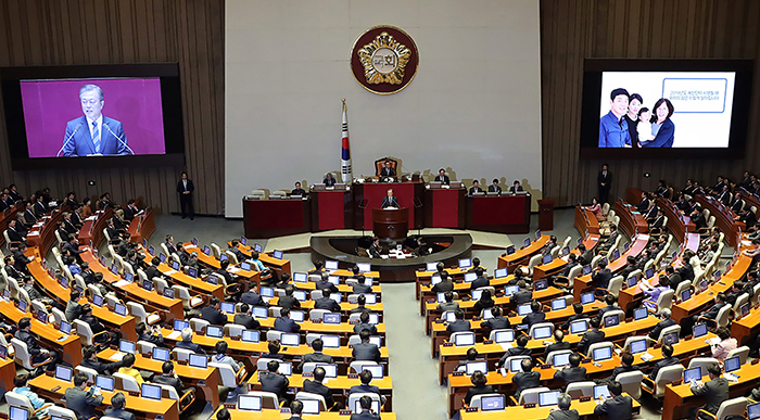 President Moon Jae-in on Nov. 1 gives a speech to the National Assembly on the proposed government budget for 2019. (Cheong Wa Dae)