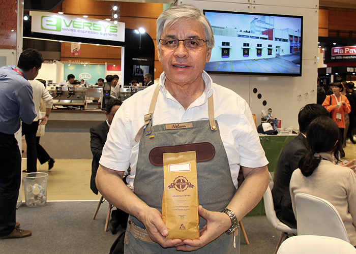 Colombian Coffee Engineer Nelson Moya proudly shows a packet of coffee beans produced in a Colombian coffee field during the 17th Seoul International Café Show in Seoul on Nov. 8.