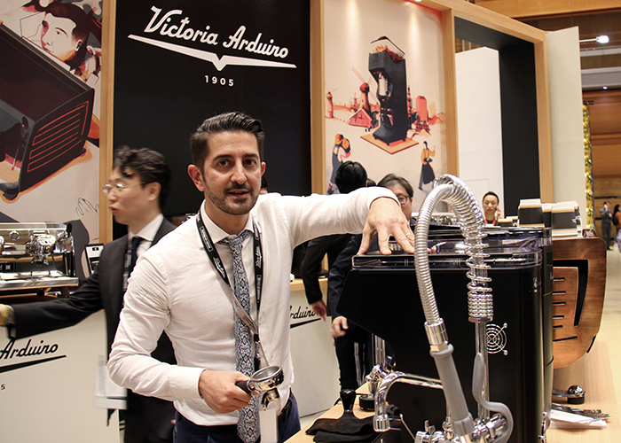 Italian Sales Manager Piergiorgio Cannara offers a cup of coffee using an espresso machine during the 17th Seoul International Café Show in Seoul on Nov. 8.