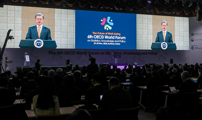 Participants in the 6th OECD World Forum on Statistics, Knowledge and Policy listen to a congratulatory message by President Moon Jae-in at the Songdo Convensia Center, Incheon, on Nov. 27.