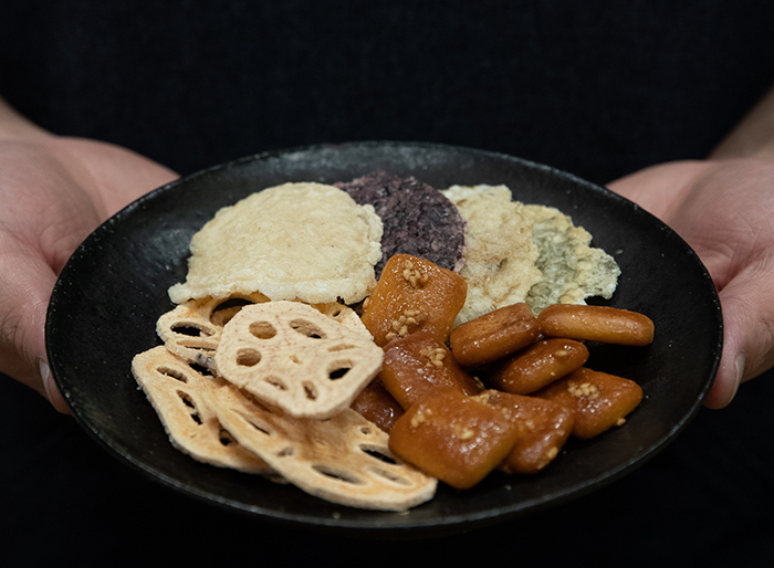 Nurungji rice crust snack, hardtack fried snack and fried lotus root snack are featured at the Korean Dessert Table. All of these snacks are made of only natural ingredients.