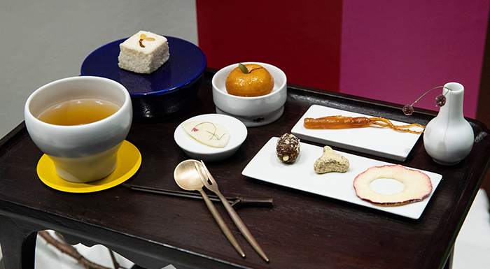 Korean dessert varieties are featured at the Korean Dessert Table, part of “Seoul Dessert Show,” at COEX, Gangnam-gu District, Seoul, on Nov. 28. The photo shows a dessert table served with a cup of buckwheat tea, Gaeseong juak fried rice cake, white rice cake and sugared red ginseng.