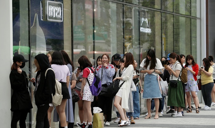The number of foreign tourists in Korea is rising again. The photo shows Japanese tourists waiting in a line to enter the Line Friends Store in Hongdae in June. (Korea.net DB)