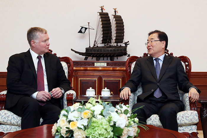 Special Representative for North Korea Stephen Biegun will visit Seoul Dec. 19-21 to bolster bilateral coordination toward denuclearization of the Korean Peninsula. In this photo from October 2018, Biegun is shown meeting with National Security Director Chung Eui-yong at Cheong Wa Dae in Seoul. (Cheong Wa Dae)