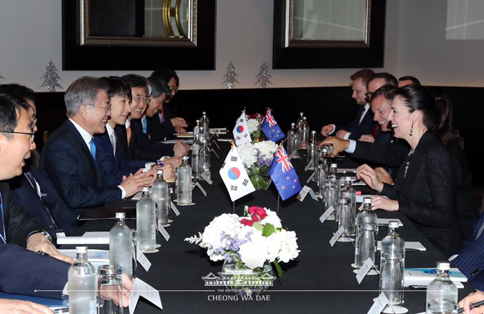 President Moon Jae-in and New Zealand Prime Minister Jacinda Arden on Dec. 4 hold their summit at Cordis Hotel in Auckland.