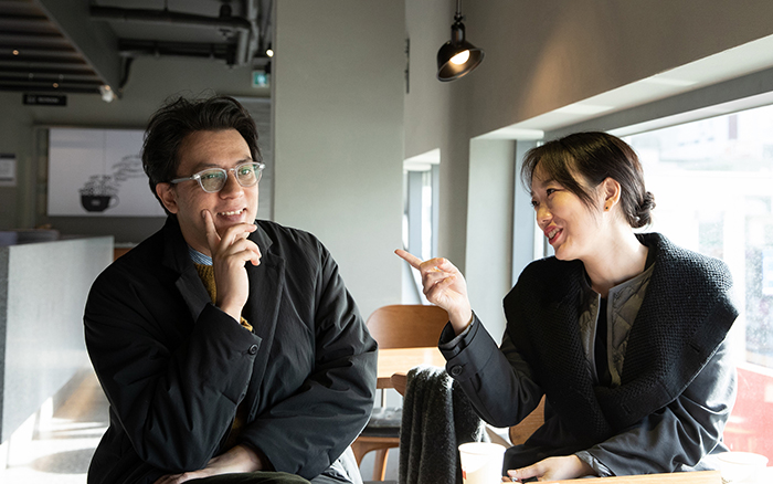 Andrés Felipe Solano (left) and his wife Yi Soojeong on Nov. 29 talk of their plans to start a new film genre dubbed “ajumma noir” at a café in Seoul. He praised the efforts of ajumma, the Korean word for a middle-aged woman, as being instrumental in Korea’s development.