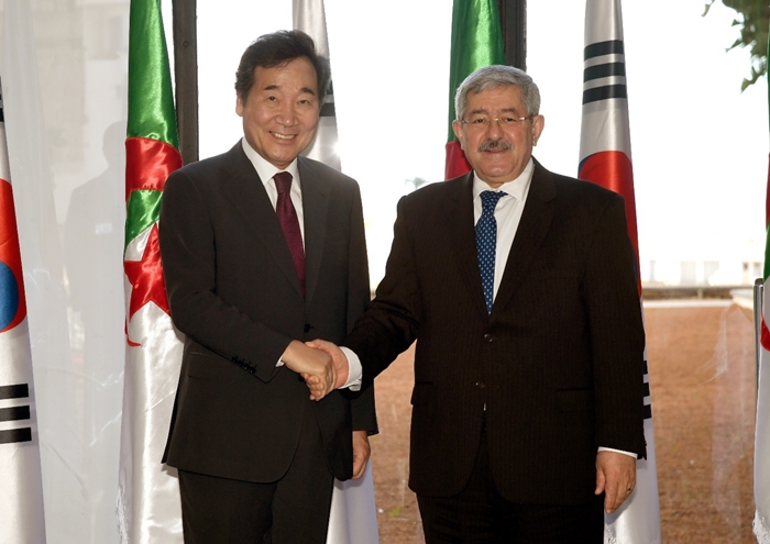 Prime Minister Lee Nak-yon (left) and Algerian Prime Minister Ahmed Ouyahia on Dec. 17 pose for photos in the Algerian capital of Alger. (Prime Minister’s Office)