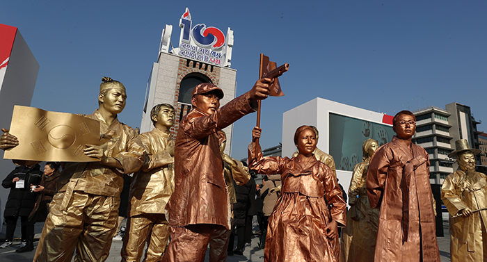 Statue performers of patriotic martyrs including Kim Ku, Ahn Jung-geun and Yoo Gwan-sun perform on Dec. 20 at the launching ceremony of the commemorative tower for the centennial anniversary of the March First Independence Movement.