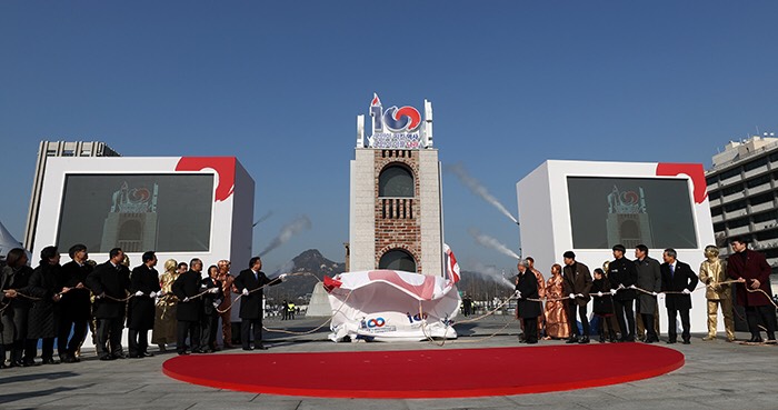 Chairman Han Wan-sang, Minister Kim Boo-kyum, descendants of people of merit are unveiling the tower of 100th anniversary of March First Independence Movement and provisional government establishment, in ceremony held in Gwanghwamun Square on 20th.