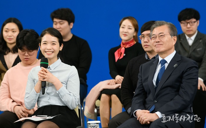 President Moon Jae-in (right) on March 15 takes part in a briefing session on measures for youth employment at the Yeongbingwan Guest House of Cheong Wa Dae. (Hyoja-dong Studio)
