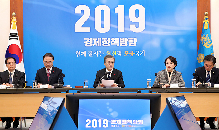 President Moon Jae-in (third from left) on Dec. 17 speaks during an extended meeting of economic-related ministers at Cheong Wa Dae. (Cheong Wa Dae)