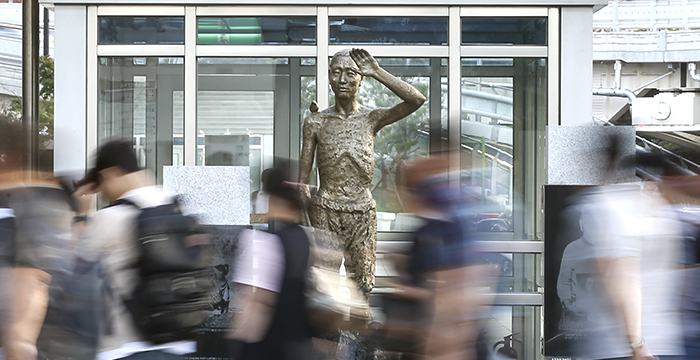 The statue located in Yongsan Station square honors Koreans who were forced to work during Japanese colonial rule of the Korean Peninsula. (Korea.net DB)