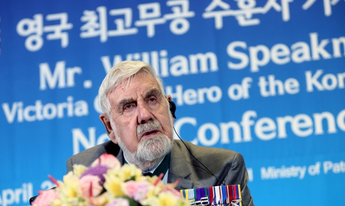 The late British war hero William Speakman-Pitt, a Korean War veteran also known as Bill Speakman, in April 2015 talks about his wartime memories during a visit to Seoul. (Ministry of Patriots and Veterans Affairs)