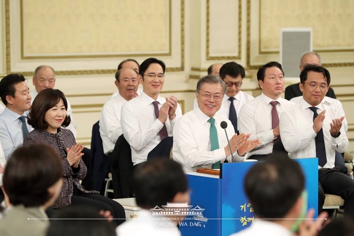 President Moon Jae-in on Jan. 15 holds a meeting with CEOs at Yeongbingwan Guest House of Cheong Wa Dae. (Cheong Wa Dae Facebook)