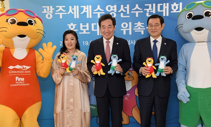 Prime Minister Lee Nak-yon (center), appointed promotional ambassador for the 18th FINA World Championships Gwangju 2019 at the Government Complex-Seoul, on Feb. 19 poses for a group photo with the tournament’s mascots and Gwangju Mayor Lee Yong-Seop (second from right), who is also chairman of the event’s organizing committee.