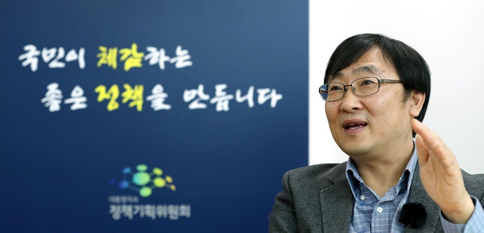 Jung Dong-il, head of National Policy for the Presidential Commission on Policy Planning, on Jan. 31 explains the initiative Future Vision 2040, a set of long-term strategies to achieve the national vision of an inclusive state, at his office in Seoul.