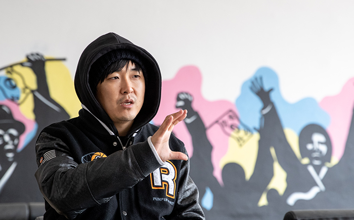 Graffiti artist Leodav on Feb. 18 explains what initially made him draw Korean independence fighters during an interview with Korea.net at the Independence Hall of Korea in Cheonan, Chungcheongnam-do Province. (Kim Sunjoo)