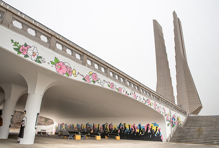 Leodav and his crew from L.A.C. Studio collaborated to produce this graffiti work for marking the centennial anniversary of the March First Independence Movement at the bridge in front of the gate of Independence Hall of Korea in Cheonan, Chungcheongnam-do Province. (Kim Sunjoo)