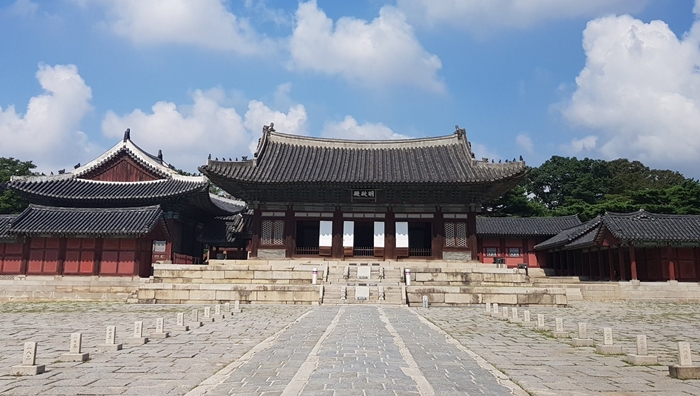 Myeongjeongjeon Hall (National Treasure No. 266) is the jeongjeon (main hall) of Changgyeonggung Palace in Seoul and the oldest of its kind in Korea. The interior of the one-story building will be opened to the public for the first time in spring and fall this year.