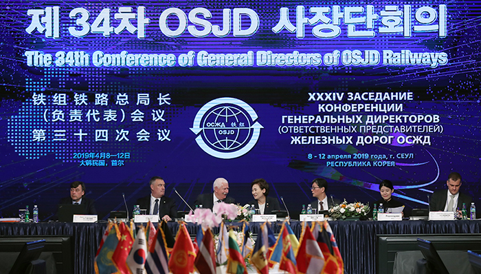 Minister of Land, Infrastructure and Transport Kim Hyun-mee (fourth from left) on April 11 speaks to OSJD (Organization for Cooperation of Railways) Chairman Tadeusz Szosda (third from left) at the 34th Conference of General Directors of OSJD Railways held at Seoul’s Lotte Hotel.