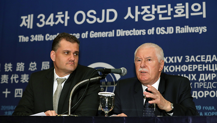 OSJD Chairman Tadeusz Szozda (right) on April 11 urges the connection of inter-Korean railways in a news conference at the 34th Conference of General Directors of OSJD Railways held at Seoul’s Lotte Hotel.