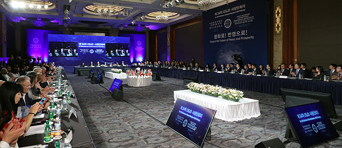 Twenty OSJD member states and 300 representatives on April 11 at Seoul’s Lotte Hotel attend a session of the international rail organization’s first conference hosted by Korea.