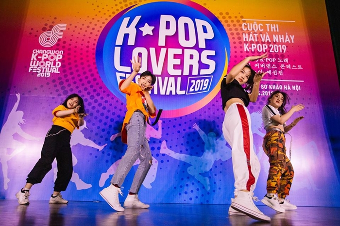 The finals of a K-Pop singing and dancing contest will be held from May 11-12 at the Dong Kinh Nghia Thuc Square in Hanoi, Vietnam. This photo taken on April 21 shows a group competing in the preliminaries. (KCC in Hanoi, Vietnam)